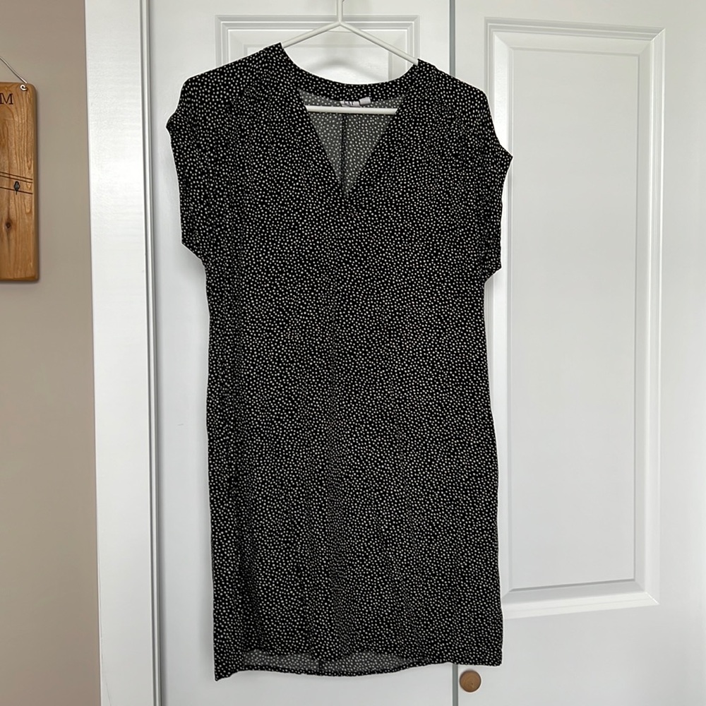 GAP Black Dress with small polka dot Rayon V-neck with Pockets Size Small